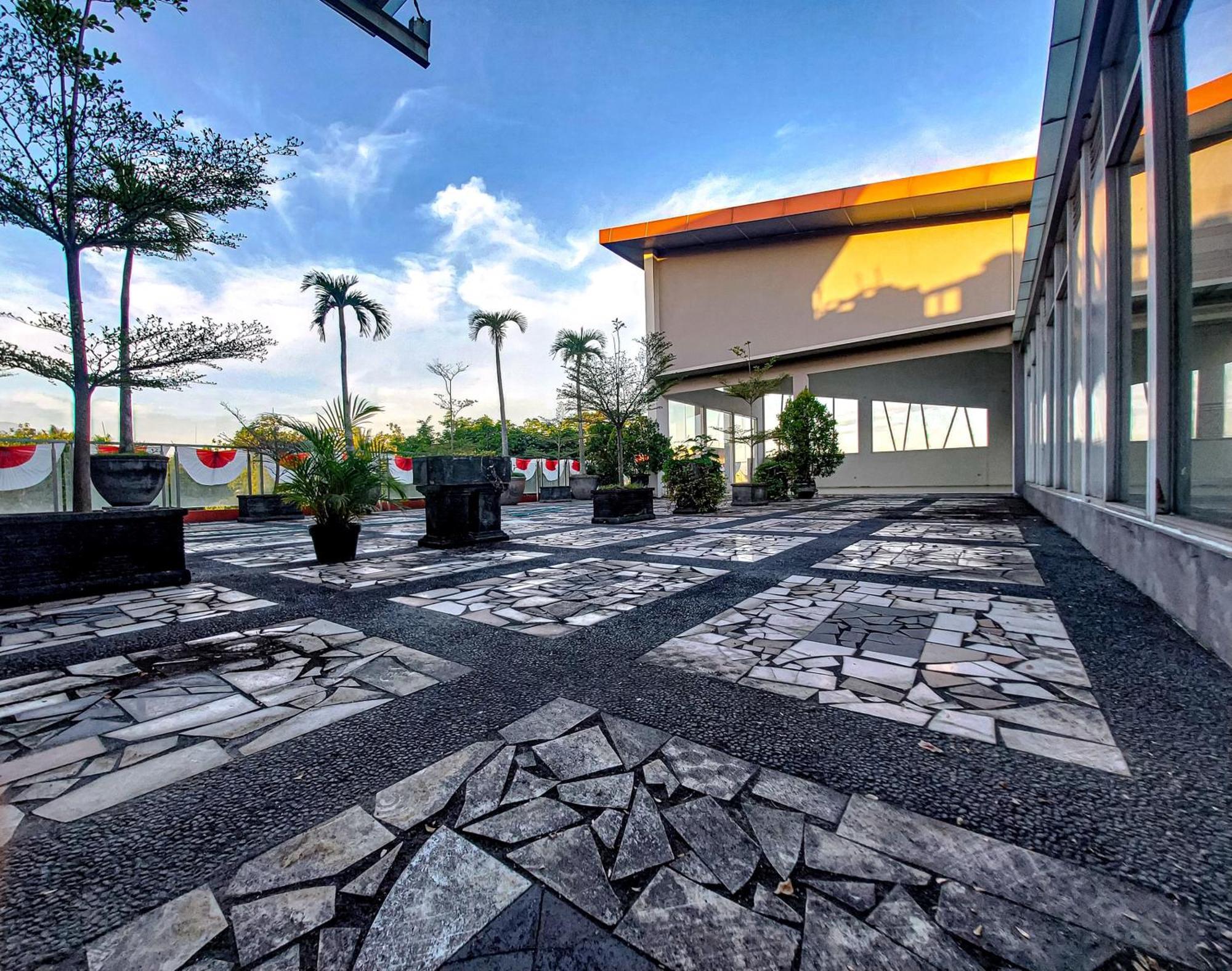 Prima Sr Hotel & Convention Yogyakarta Sleman  Zewnętrze zdjęcie